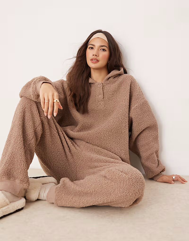 

Комплект из толстовки и брюк-джоггеров ASOS DESIGN Lounge Borg в цвете тауп