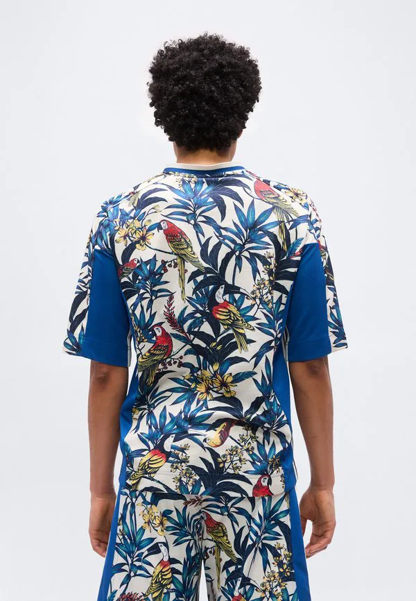 Футболка с принтом в виде фермерских утвари Adidas Sportswear, Dark Marine/Talc/Fade Gold-Coloured — фото 3
