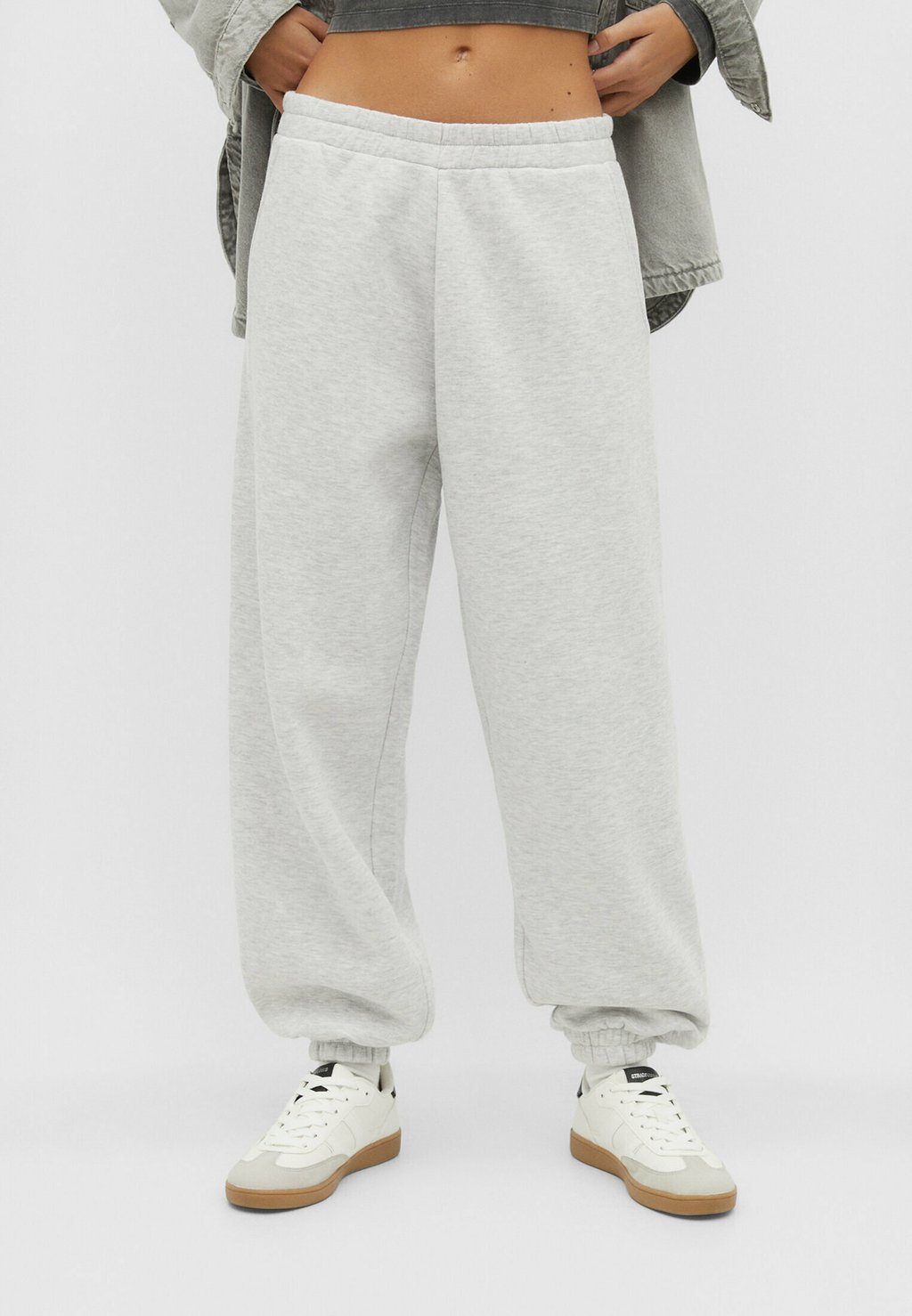 

Спортивные штаны PLUSH BOYFRIEND JOGGERS Stradivarius, цвет silver