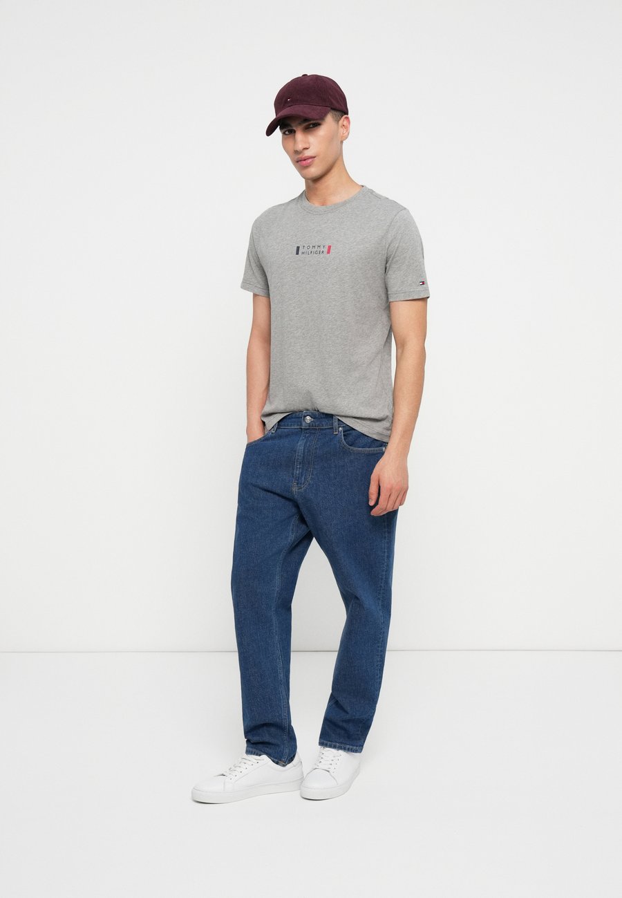 Футболка Tommy Hilfiger BRAND LOVE SMALL CENTER TEE, Medium Grey Heather/Mottled Grey — фото 2