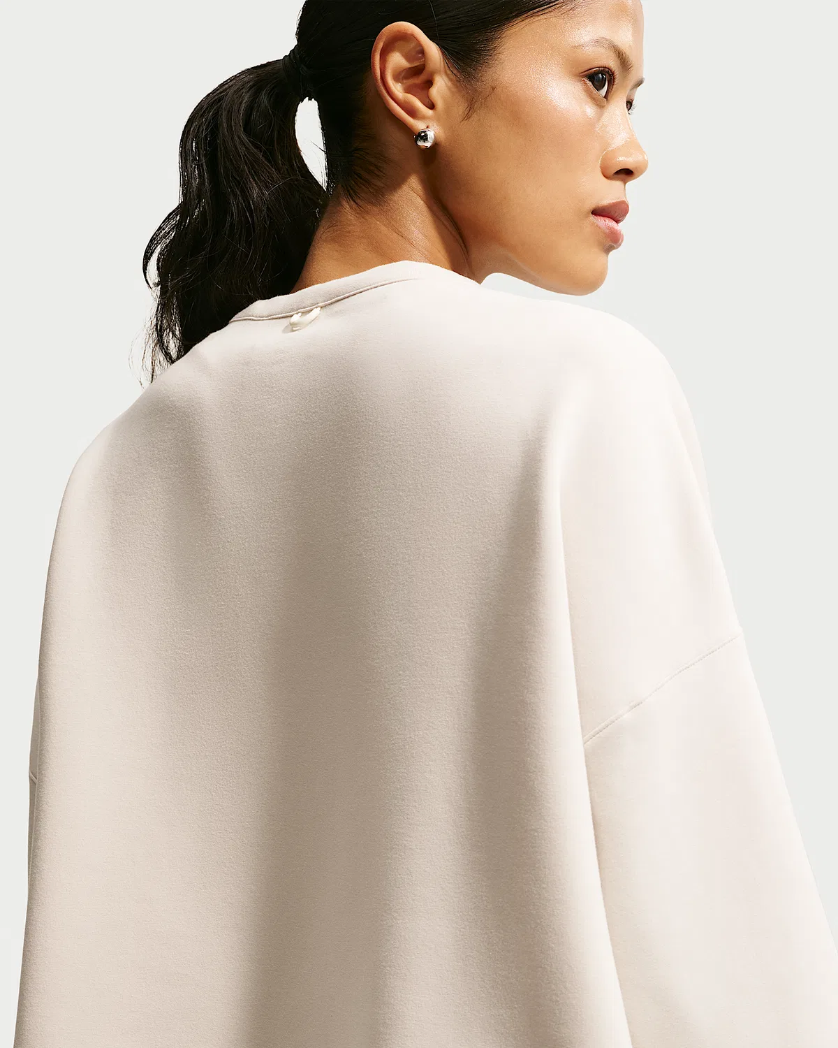 Женская футболка Nike 24.7 ImpossiblySoft Dri-FIT Oversized с круглым вырезом, Light Orewood Brown/Light Iron Ore — фото 2