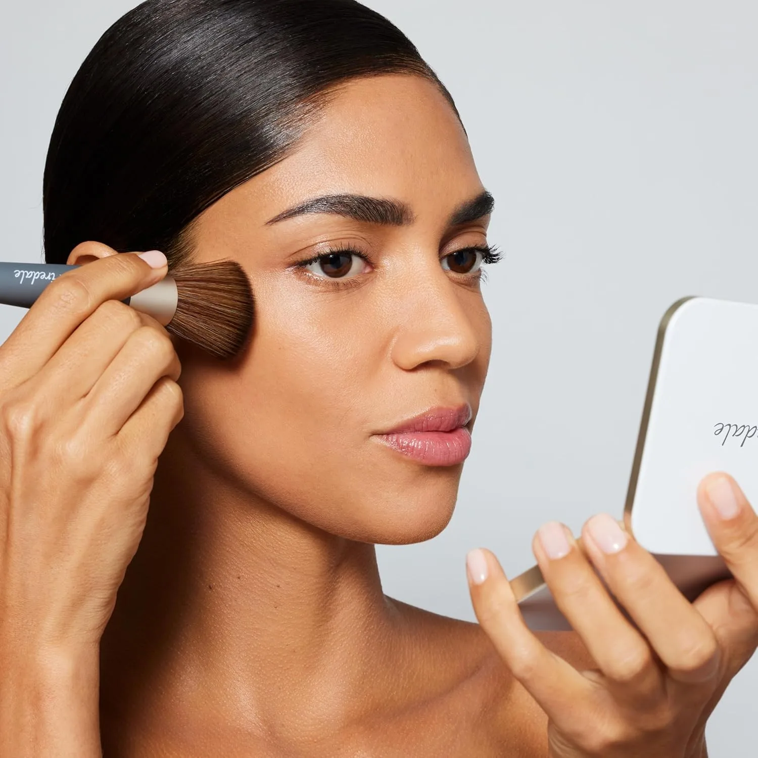 Кисть Jane Iredale The Handi Brush, средняя, ​​полуплотная, для контролируемого и равномерного нанесения пудры, веганский продукт, не тестируется на животных., Grey — фото 3