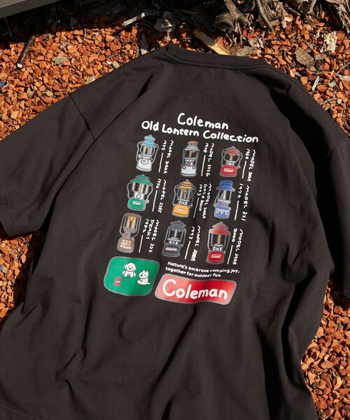 

Футболка с принтом на спине, круглым вырезом, коротким рукавом Coleman x Matsui x FREAK'S STORE, угольно-серый