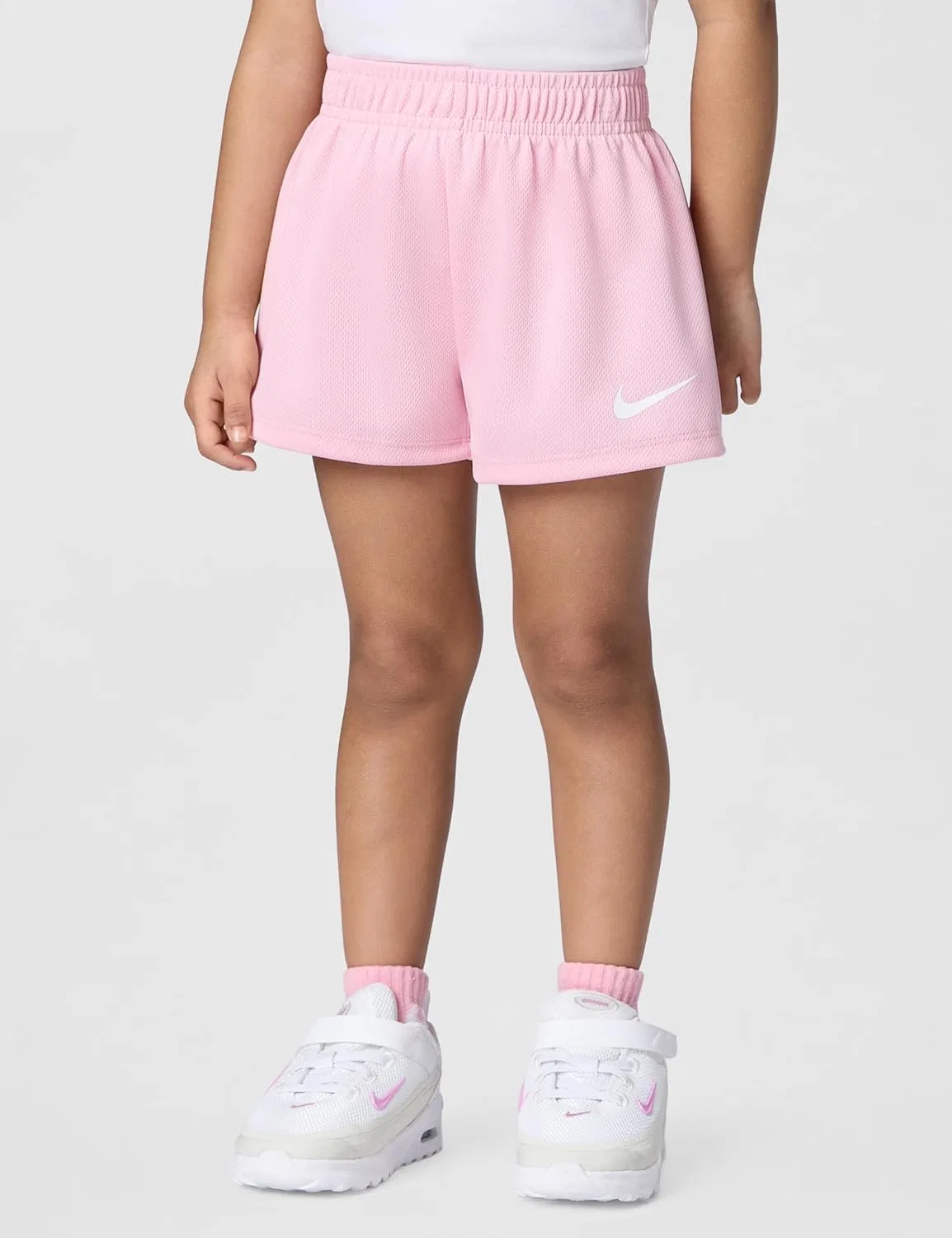Детский спортивный комплект Nike из футболки и шорт, White/Medium Soft Pink — фото 4