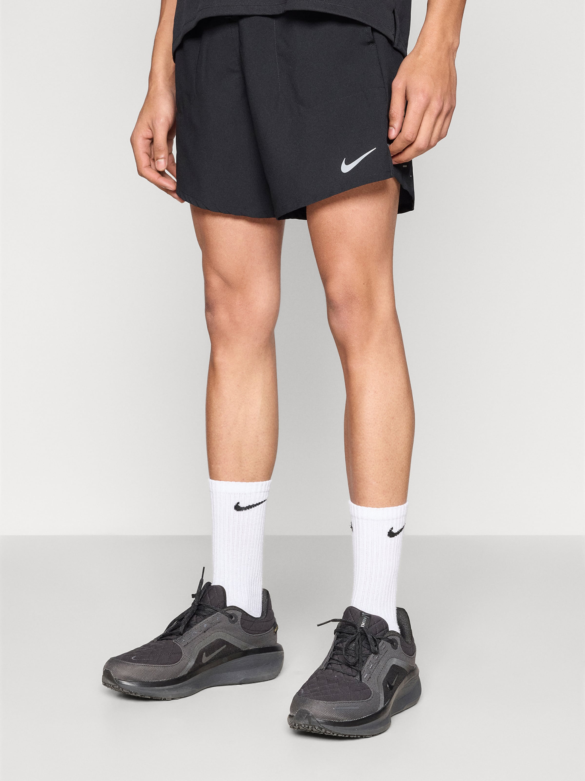 NIKE Шорты для тренировок свободного кроя 'M NK DF STRIDE 7IN BF SHORT' в черном цвете — фото 2