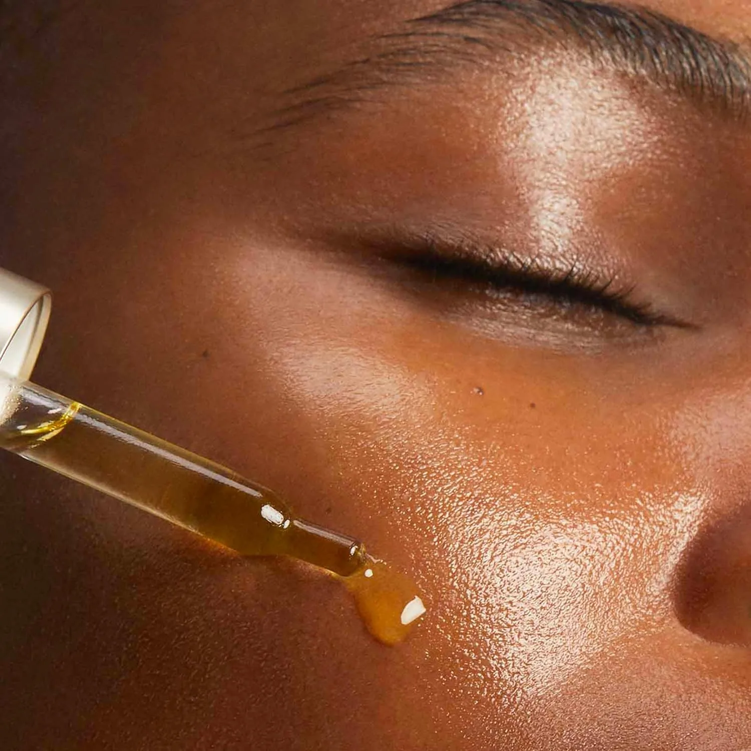 Масло для лица Clarins — Santal Face Oil Treatment увлажняет, смягчает и успокаивает кожу, уменьшает покраснения и — фото 4