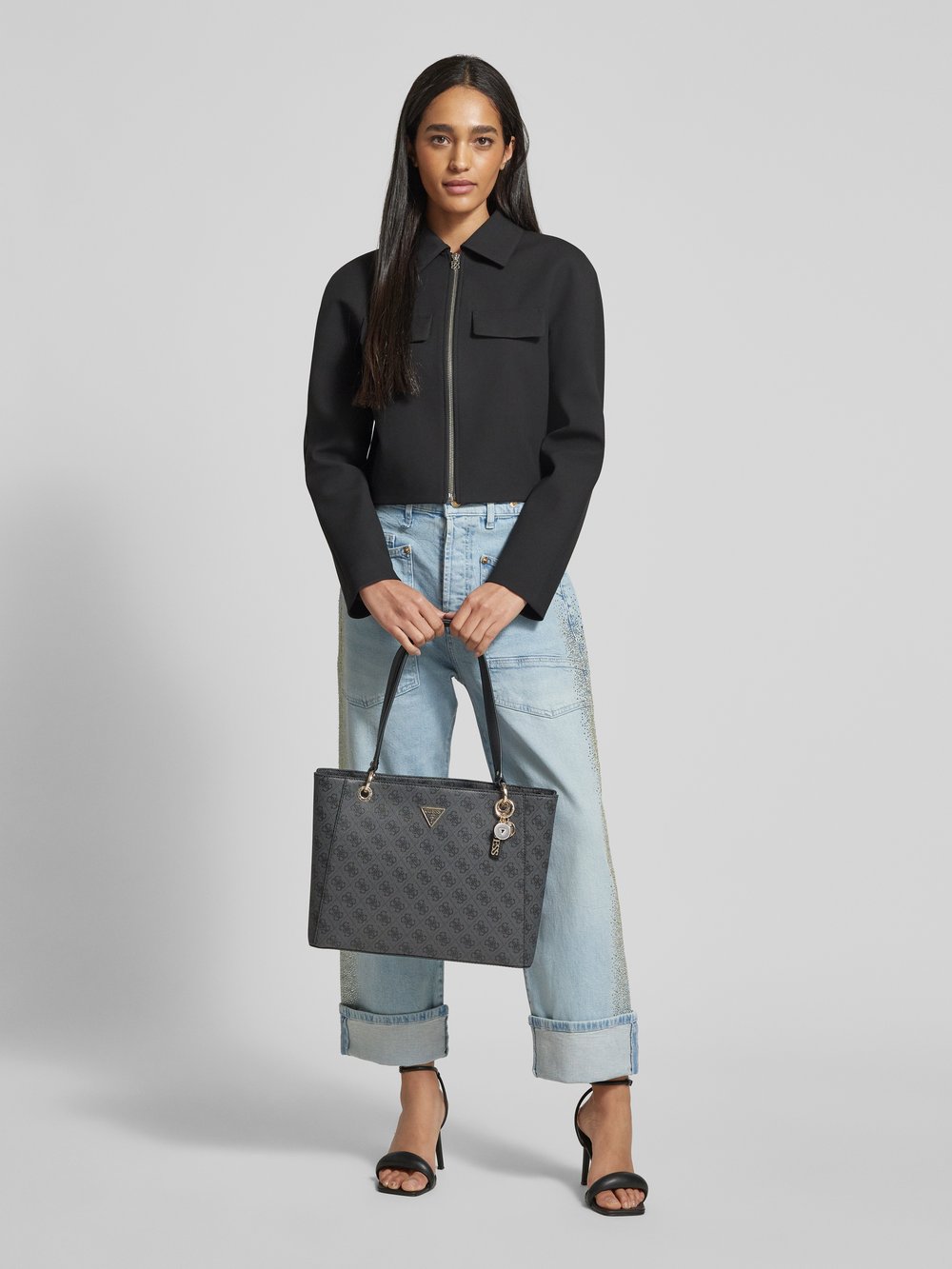 

Сумочка с аппликацией на этикетке, модель «NOELLE» Guess, графит, Черный, Сумочка с аппликацией на этикетке, модель «NOELLE» Guess, графит