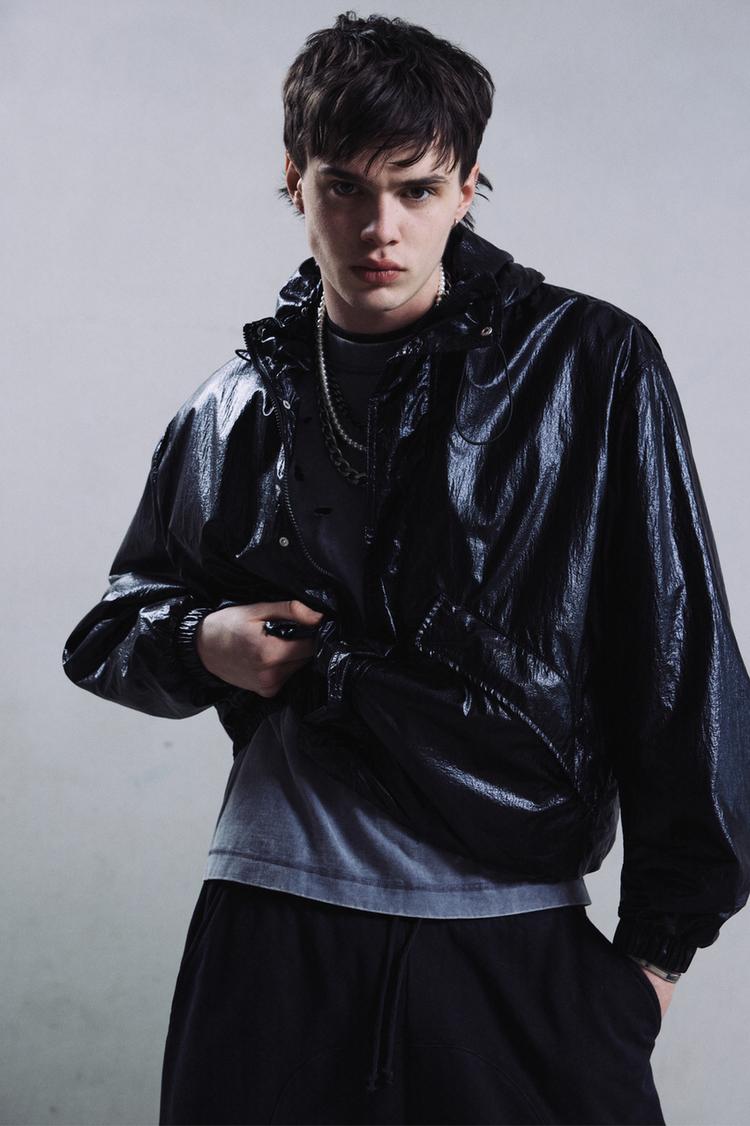 

Блестящая куртка с капюшоном Pull And Bear, черный