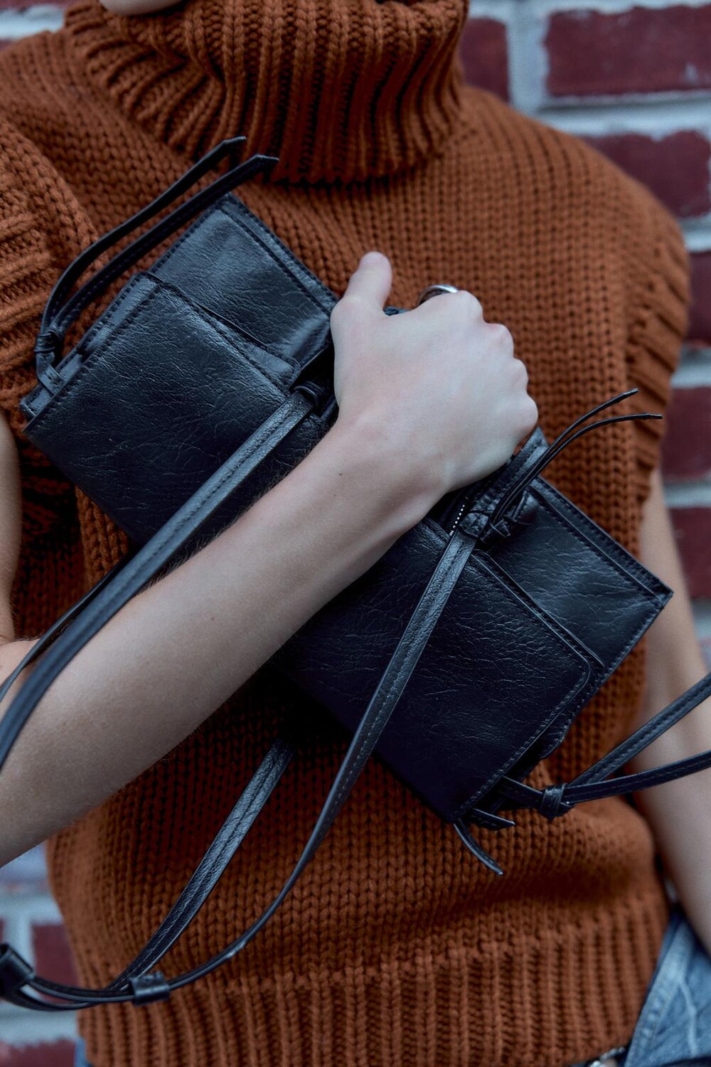 

Сумка через плечо с карманами ZARA, черный