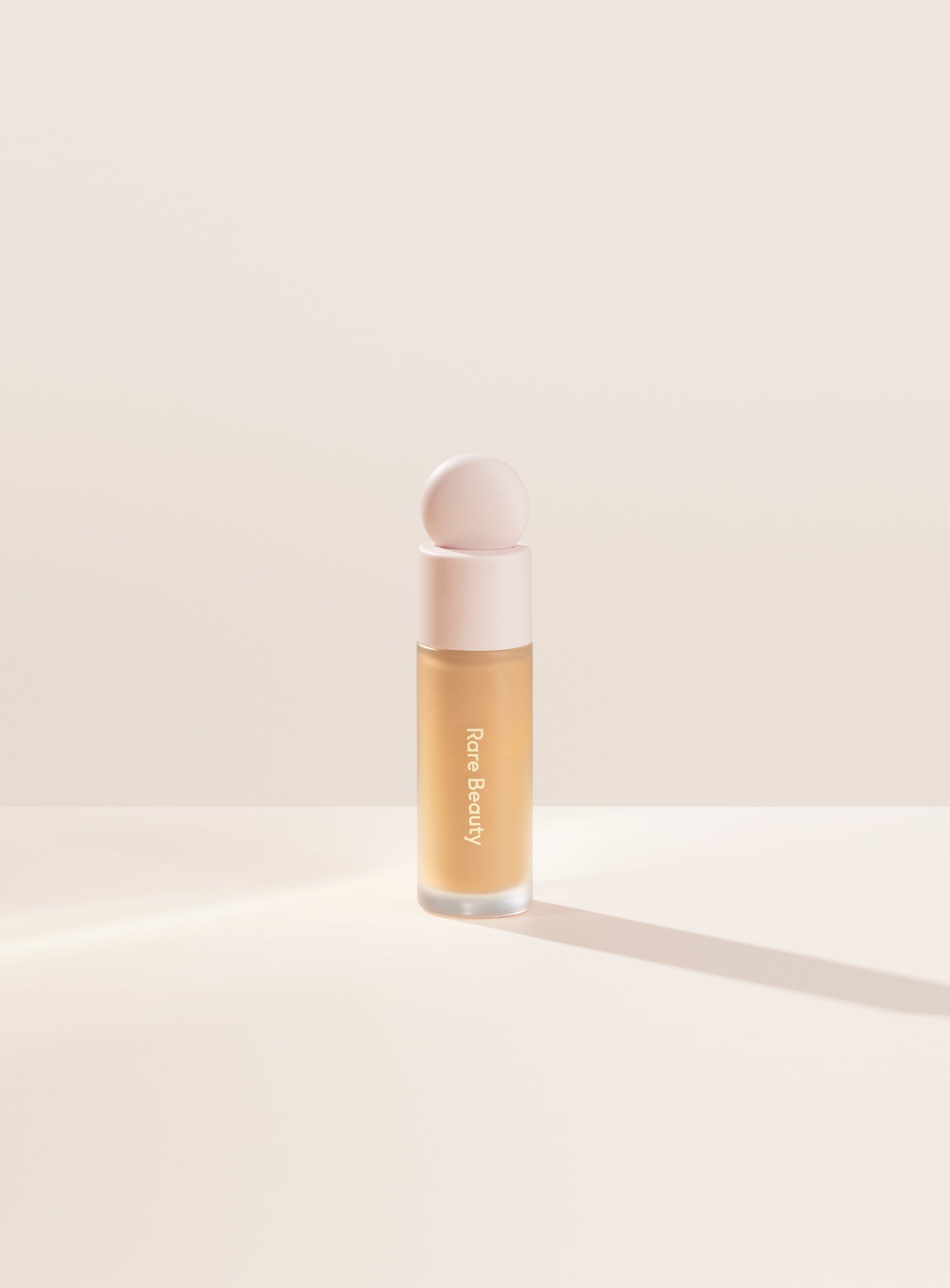 

Осветляющий консилер Liquid Touch Rare Beauty, цвет 240w/light medium with warm golden undertones
