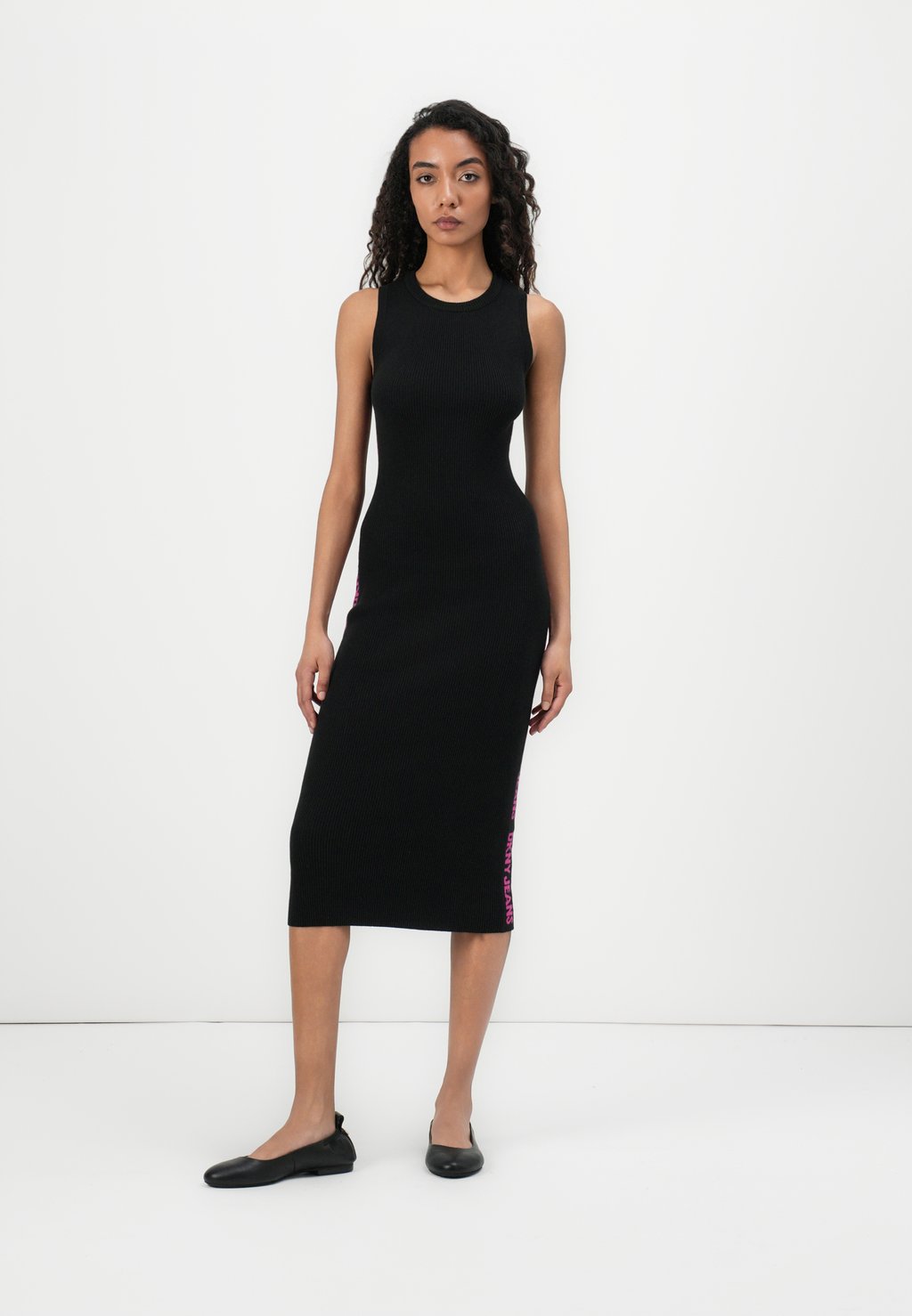 

Повседневное платье SIDE LOGO MIDI DRESS DKNY, черный