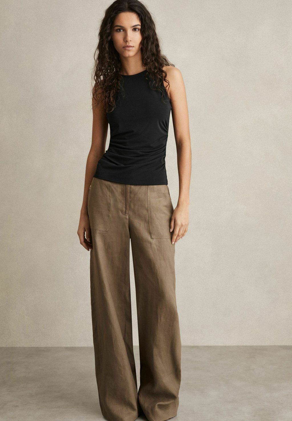

Топ MADELYNNE RUCHED-SIDE Reiss, черный