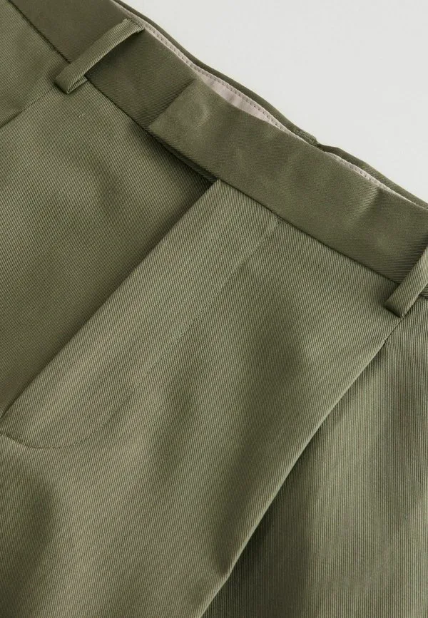 Классические зауженные брюки с двойной складкой Next, Khaki Green — фото 2