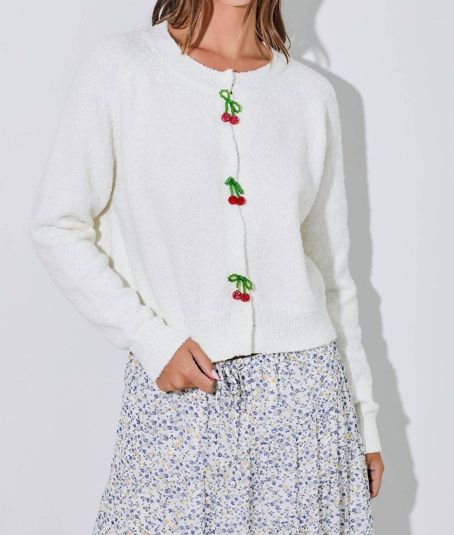 

Кардиган с вишневыми бусинами цвета айвори Baevely by Wellmade