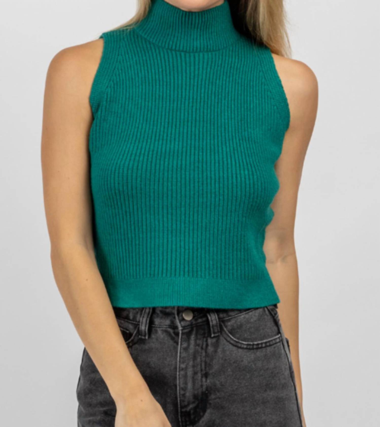 

Трикотажный топ с воротником-стойкой цвета Jade Green SHE + SKY