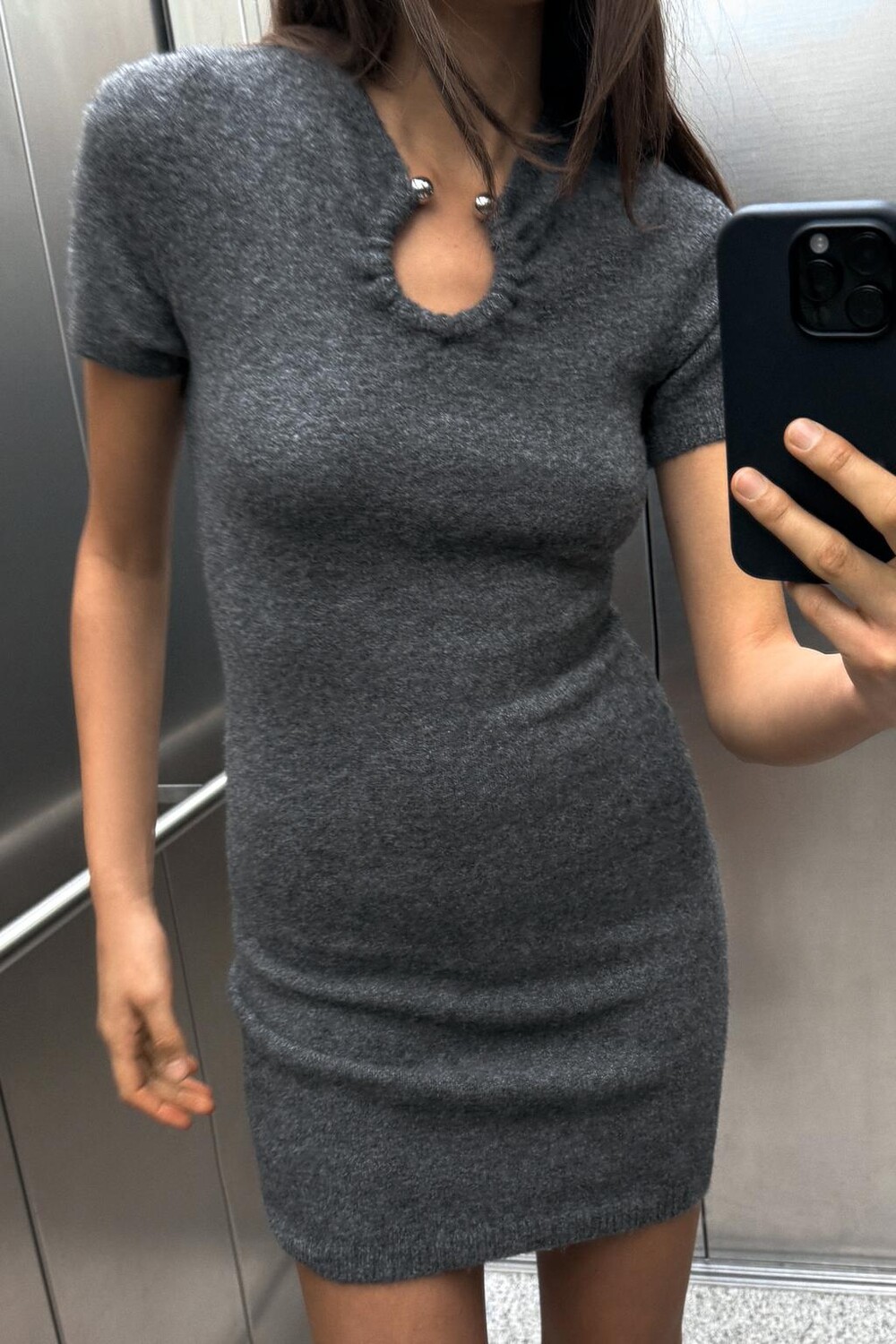 

Вязаное платье с металлической аппликацией ZARA, серый мергель