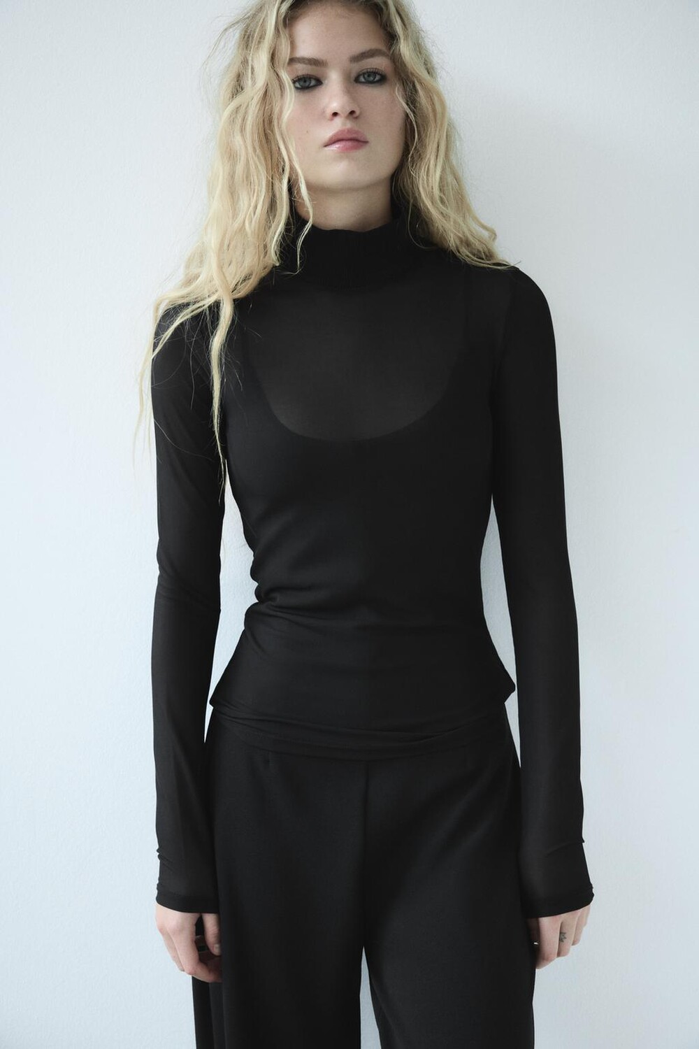 

Полупрозрачная футболка с высоким воротом ZARA, черный
