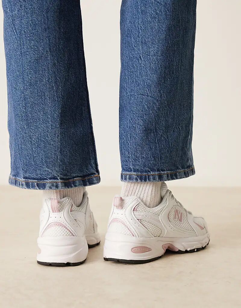 Кроссовки унисекс New Balance 530 белого и розового цвета — фото 3