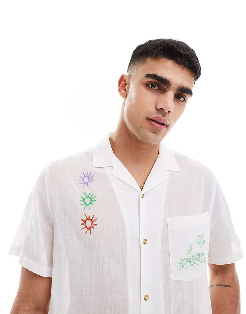 

ASOS DESIGN – Свободная структурированная рубашка с воротником с лацканами и вышивкой
