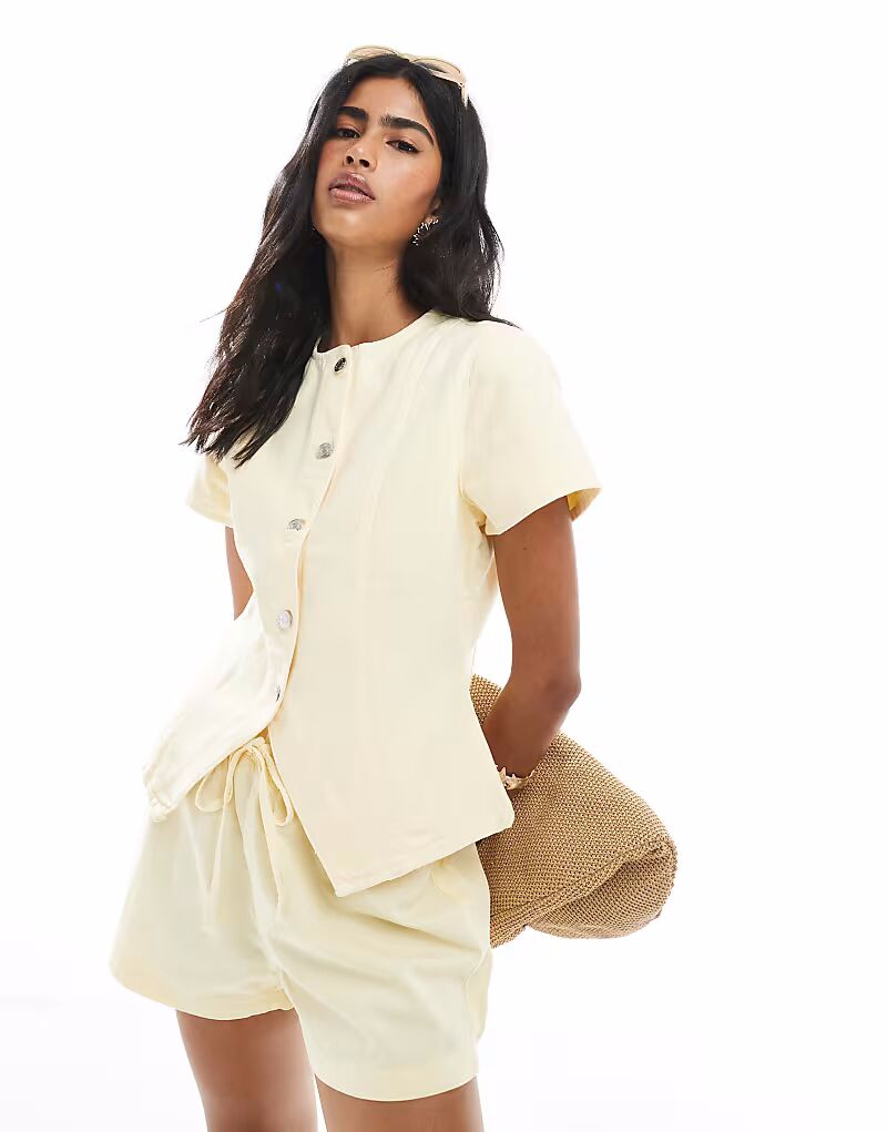 

Джинсовый топ с короткими рукавами и завязкой спереди ASOS DESIGN желтого цвета
