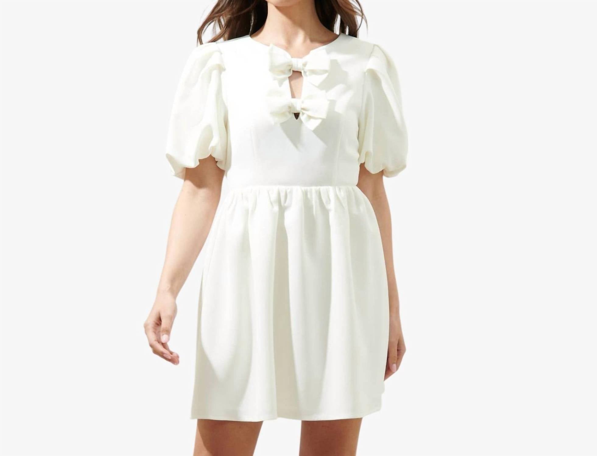 

Челси мини-платье с бантом в белом SUGARLIPS