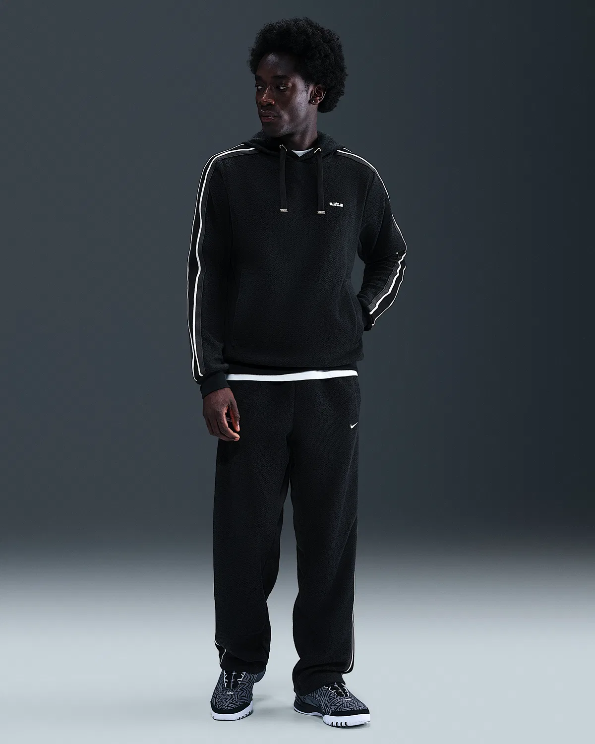 Мужская баскетбольная худи-пуловер Therma-FIT LeBron Standard Issue, Black/Sail — фото 4