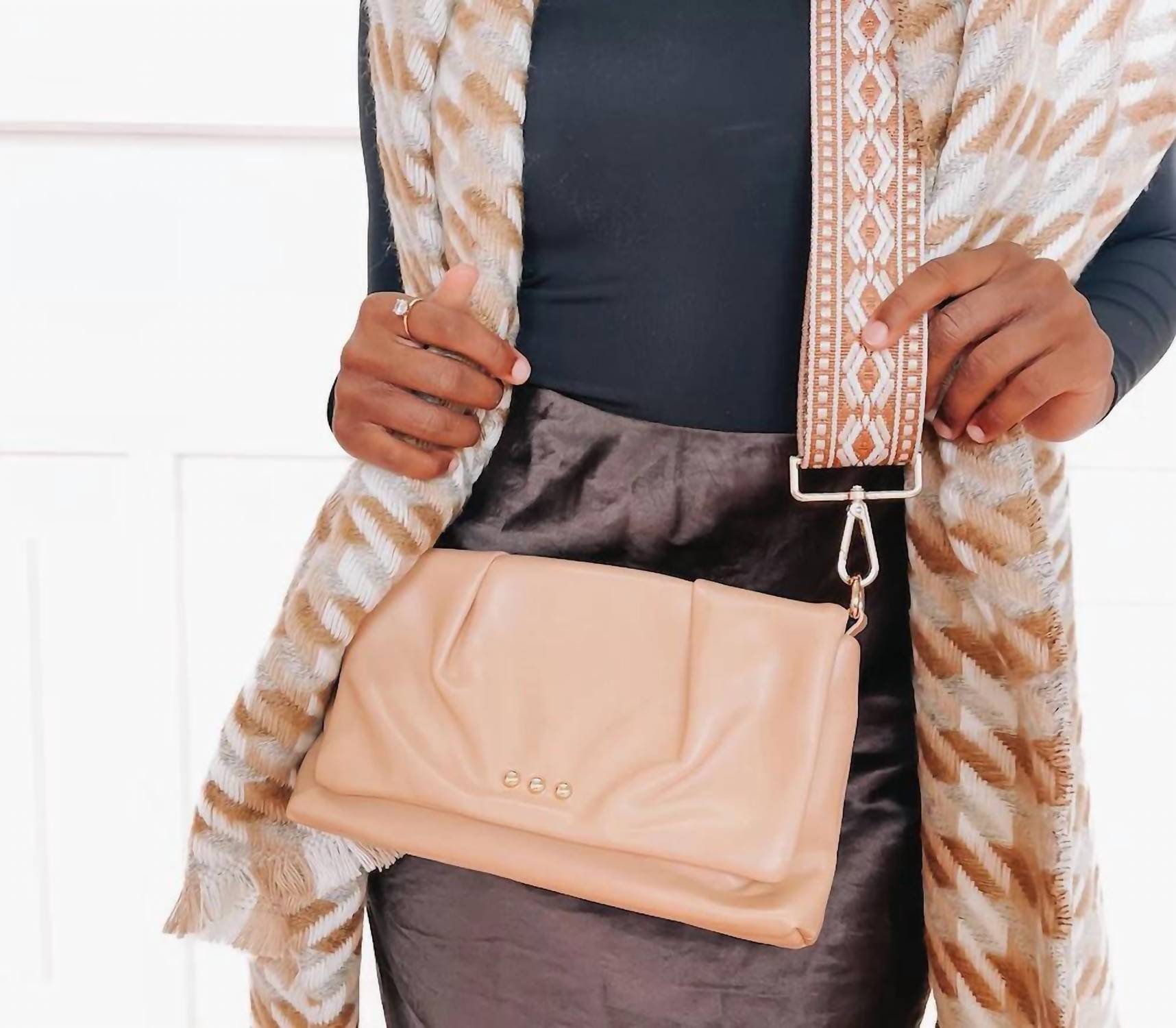 

Aurora поясная сумка-клатч в коричневом цвете Pretty Simple