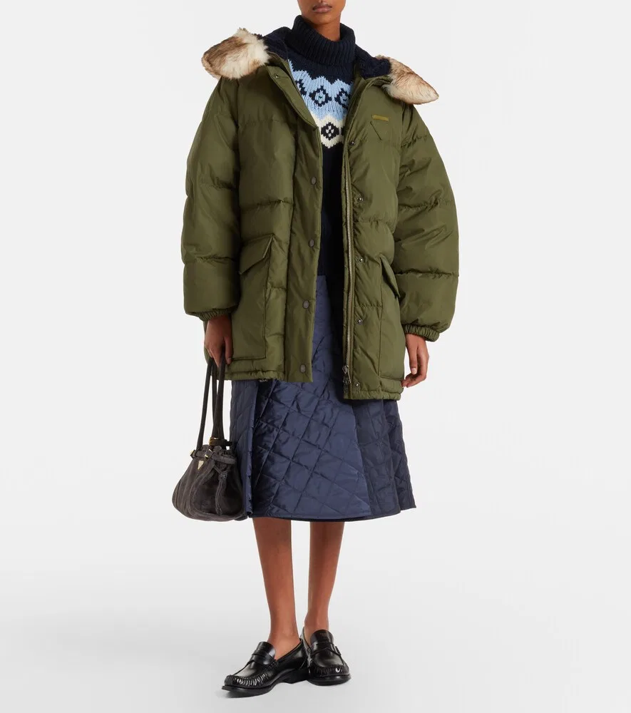 Пуховое пальто Re-Nylon с отделкой из овчины Prada, зеленый — фото 2