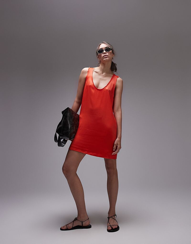 

Красное мини-платье Topshop – с глубоким V-образным вырезом и необработанными краями