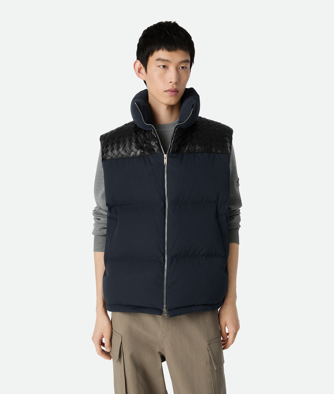 

Пуховый жилет из технологичного нейлона BOTTEGA VENETA, полуночно-синий