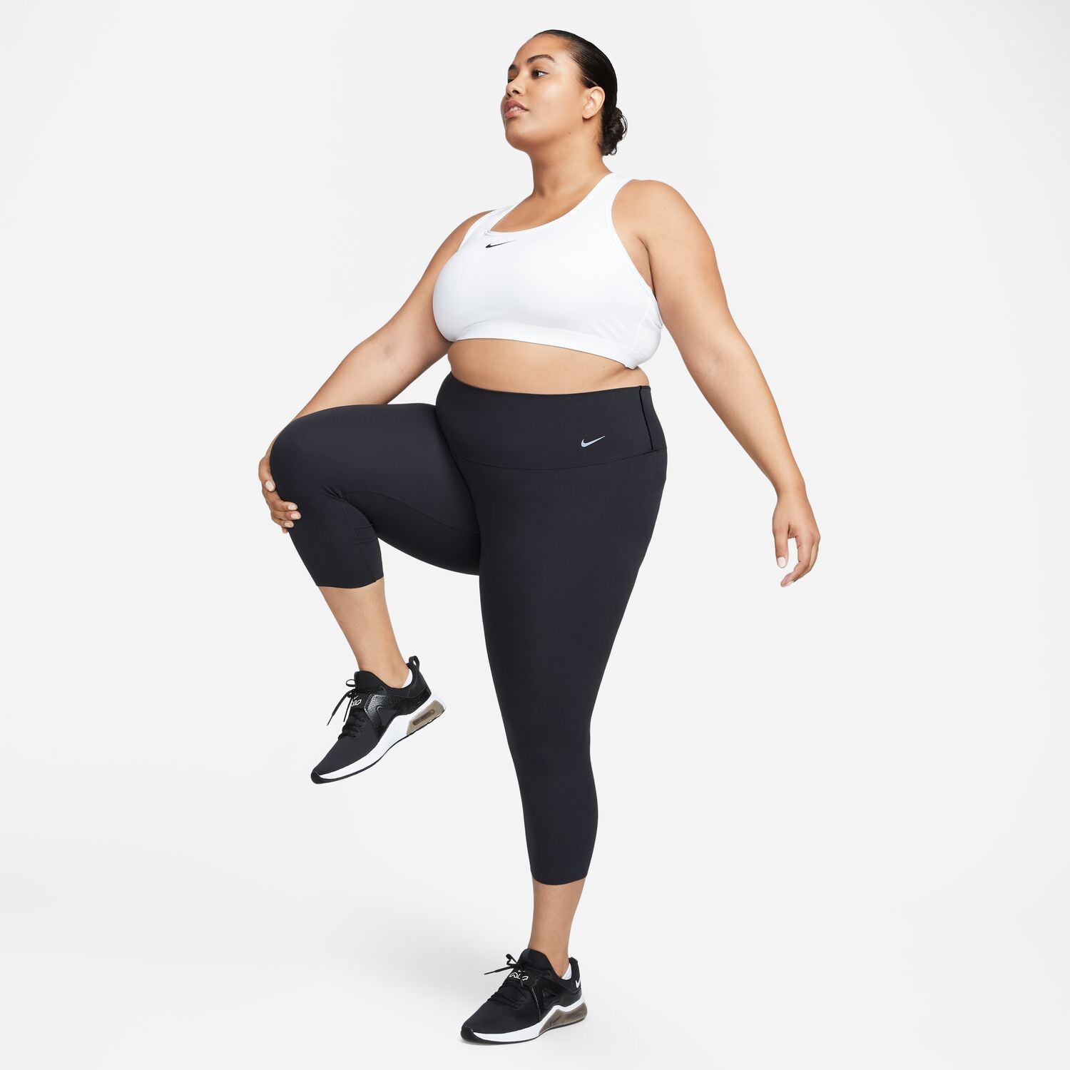 Спортивный бюстгальтер среднего размера с мягкой подкладкой Nike Swoosh больших размеров Nike, черный — фото 2