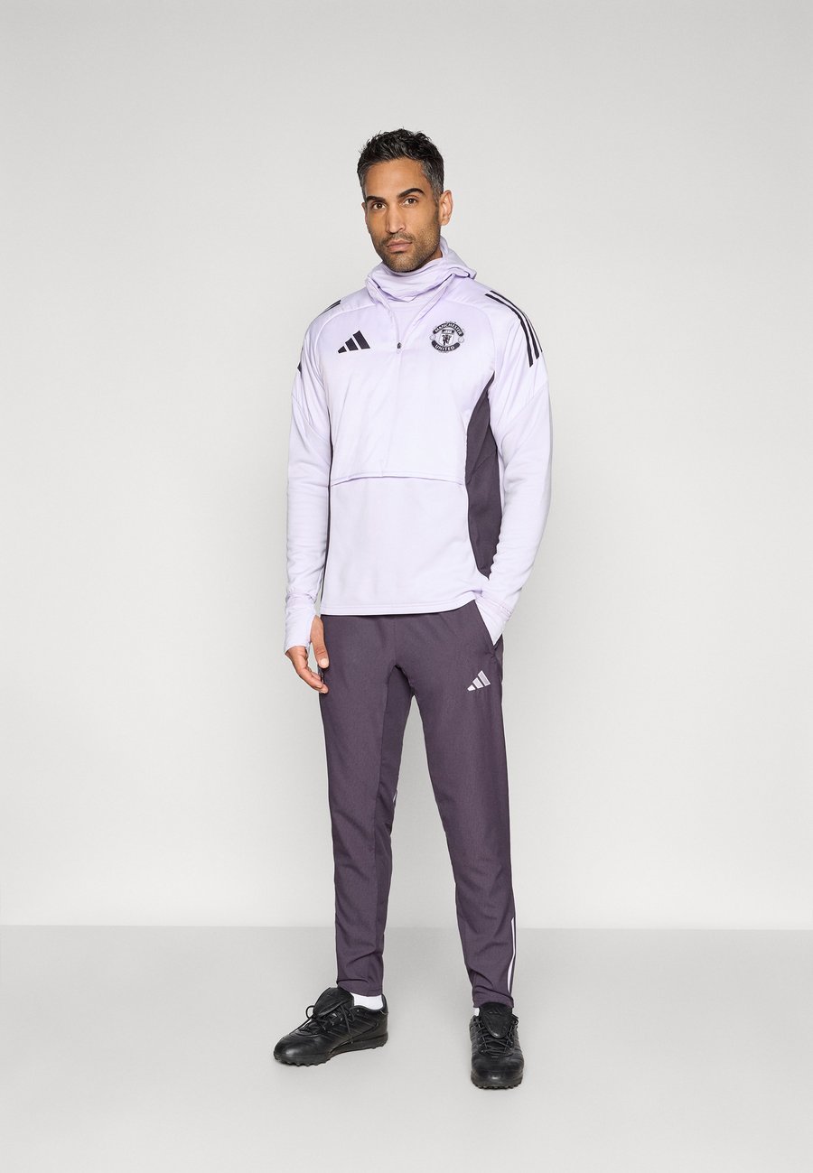 Куртка Adidas Performance MANCHESTER UNITED 25/26 COMPETITION WINTERIZED TOP, Purple Tint/Aurora Black/Purple — фото 2