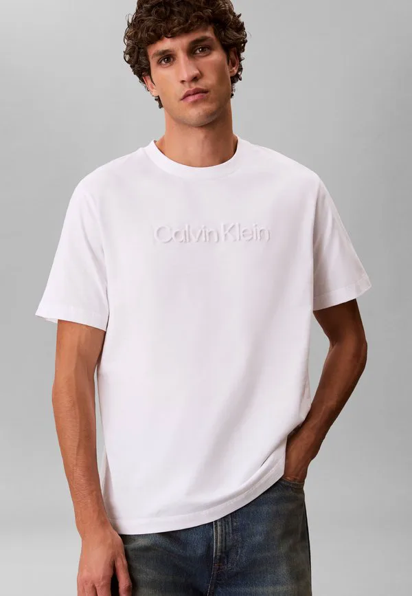 Оптовая продажа спортивной одежды, футболки с графическим принтом. Calvin Klein, Bright White — фото 4