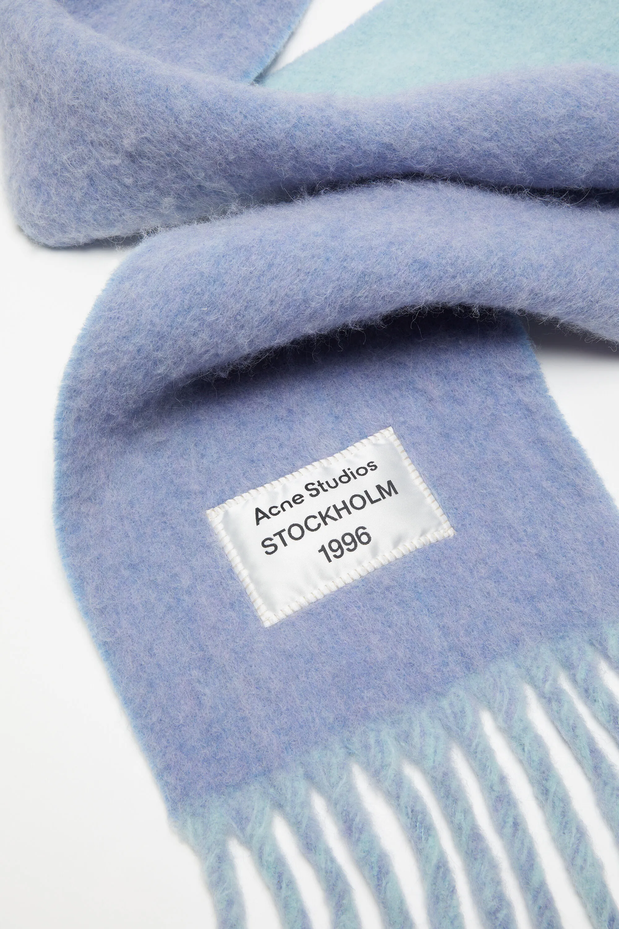 Этикетка с логотипом шарфа с бахромой Acne Studios, Blue/light blue — фото 4