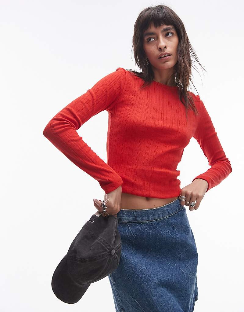 

Topshop – красный топ в виде пуантов с длинными рукавами и отделкой пико