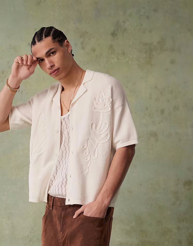 

ASOS DESIGN свободная трикотажная рубашка-поло на пуговицах с цветочной вышивкой цвета экрю