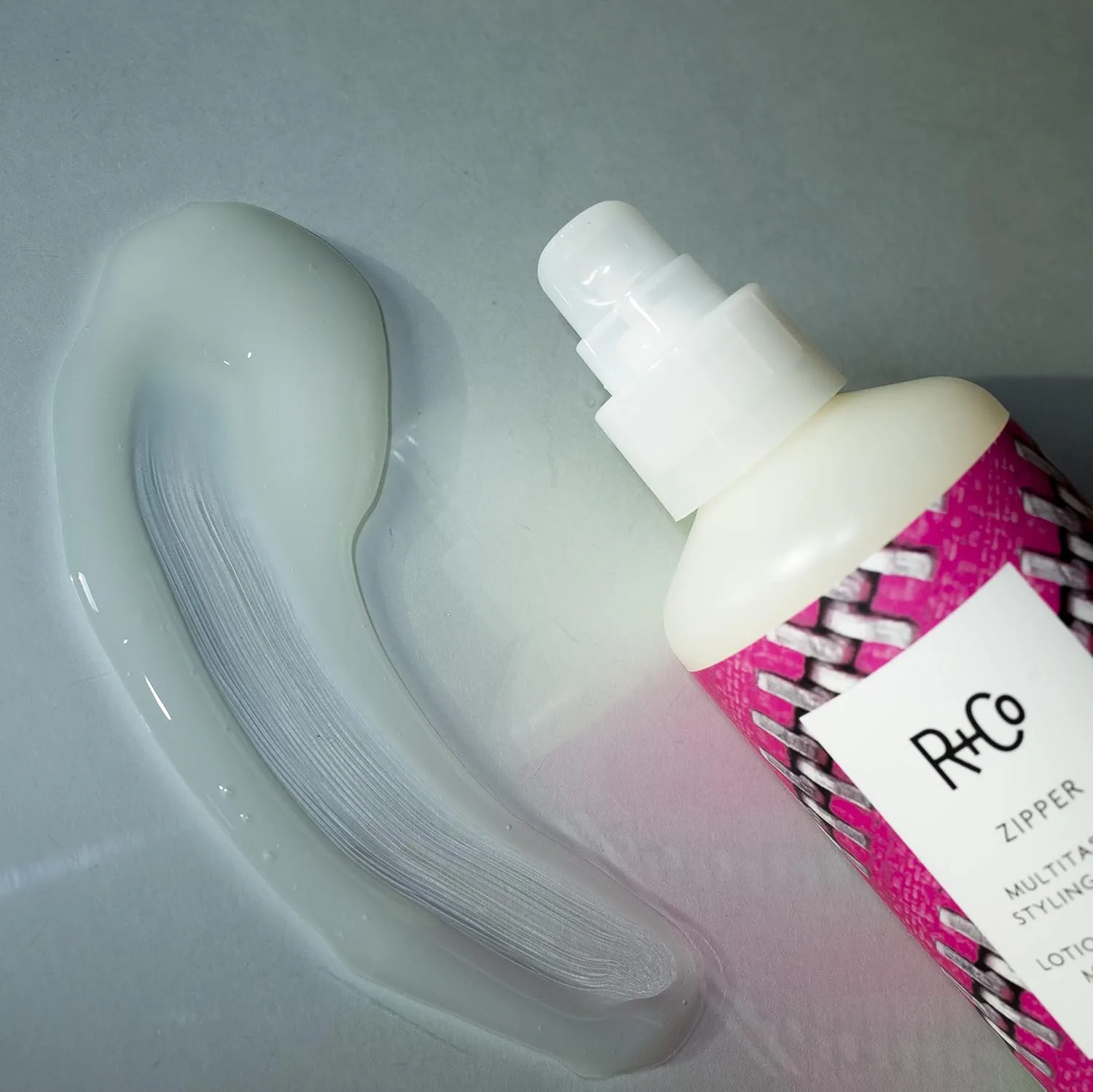 R+Co Zipper Multitasking Styling Lotion - лосьон для укладки против пушистости, блеска и гибкой фиксации, добавляет текстуру, мягкость и контроль для всех типов волос, веганский и cruelty-free 177 мл (1 шт.) — фото 2
