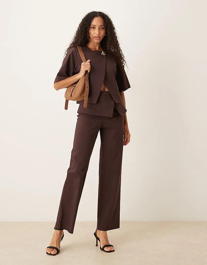 

Классические брюки прямого кроя с золотистыми пуговицами ASOS DESIGN цвета шелковицы