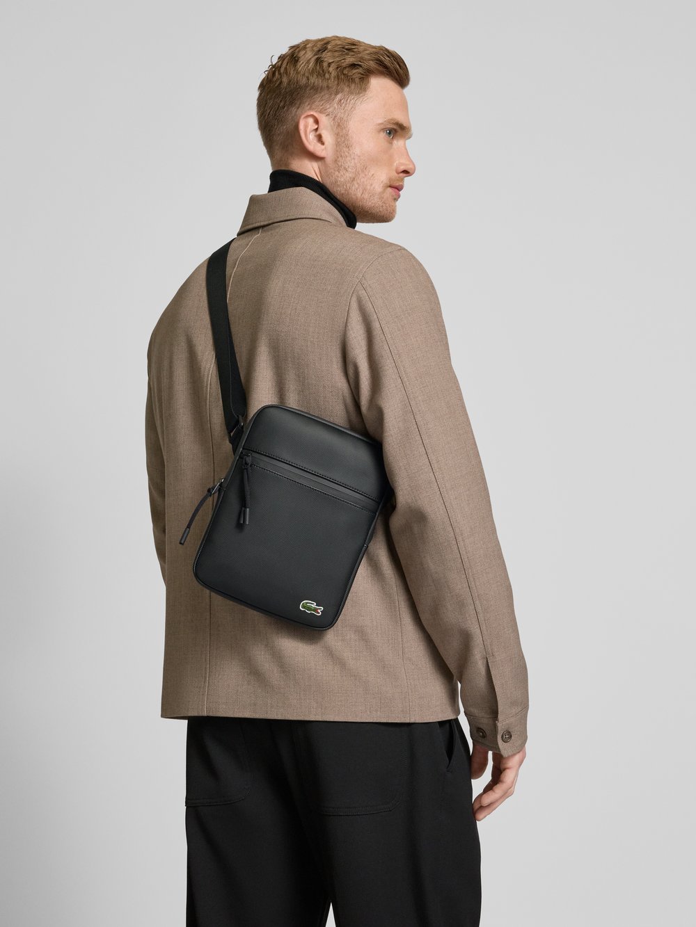 

Сумка через плечо с нашивкой-лейблом Lacoste, черный