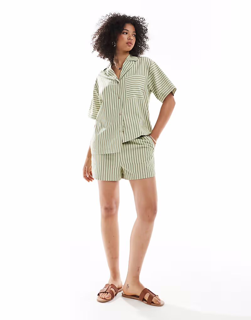 

Боксеры-шорты из сирсакера в полоску цвета хаки Asos Design