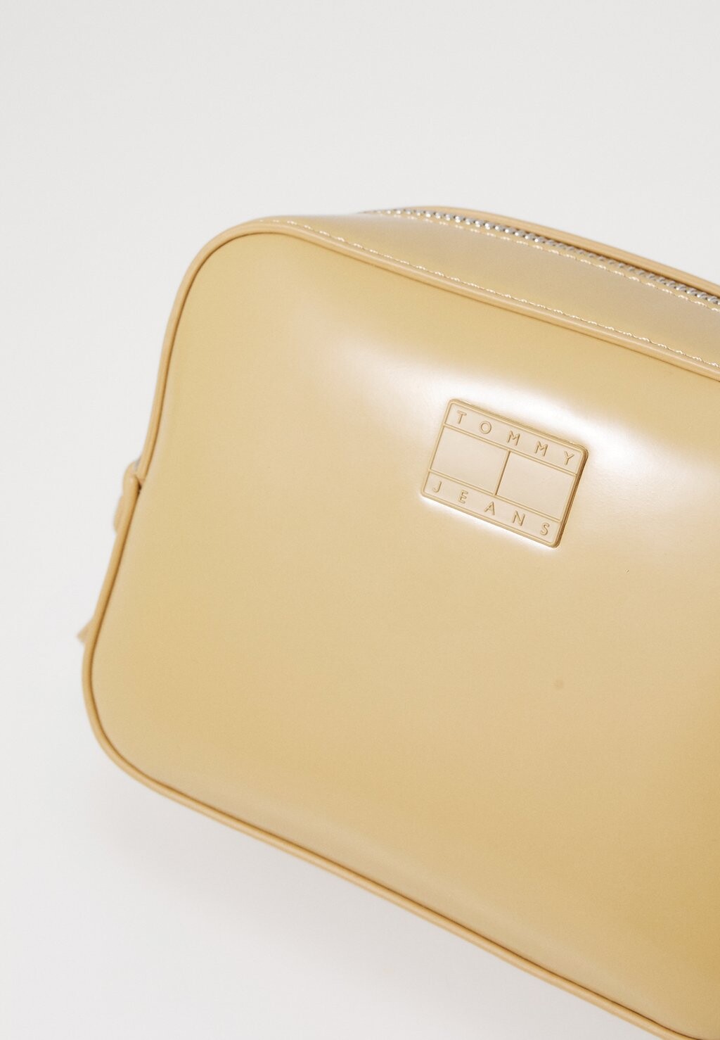 

Сумка через плечо MUST CAMERA BAG Tommy Jeans, хаки