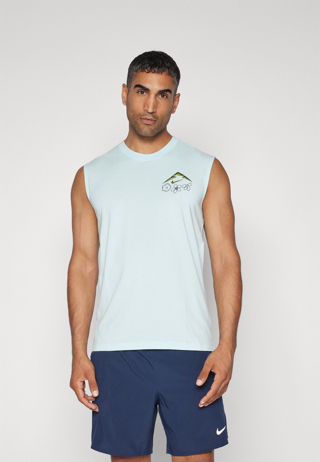 

Топ TEE TRAIL ENERGY Nike Performance, светло-голубой