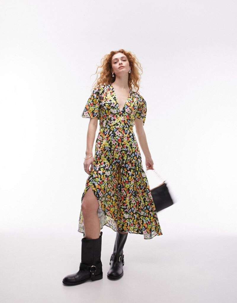 

Topshop – мини-платье с V-образным вырезом и ярким цветочным узором