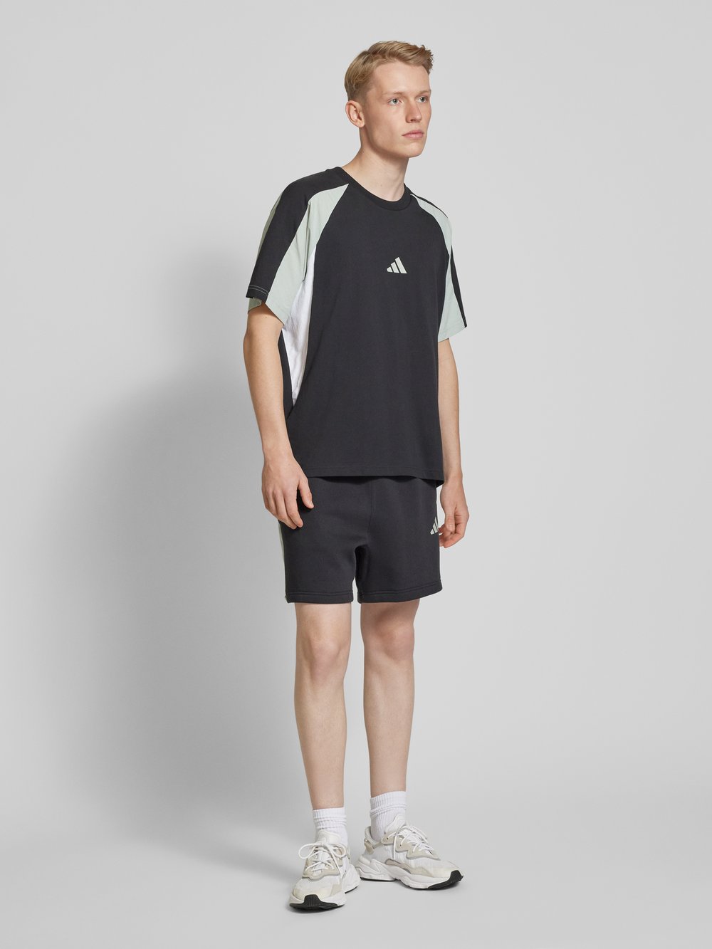 

Футболка с этикеткой ADIDAS SPORTSWEAR, черный