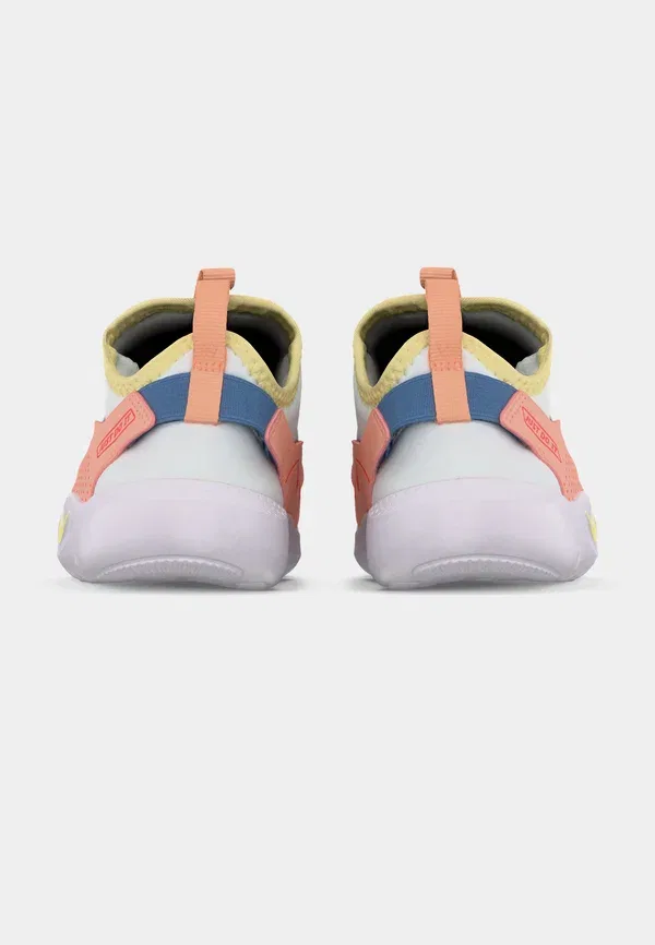 Кроссовки для бега по шоссе Flex Runner 4, Nike Performance, Summit White/Life Lime/Arctic Orange/Hot Lava/Glacier Blue/Work Blue, белый с яркими акцентами — фото 4