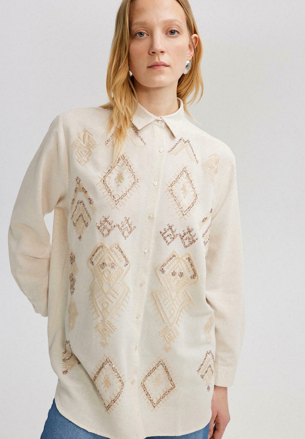 

Блузка на пуговицах TEXTURED WITH EMBROIDERY Touché Privé, бежевый