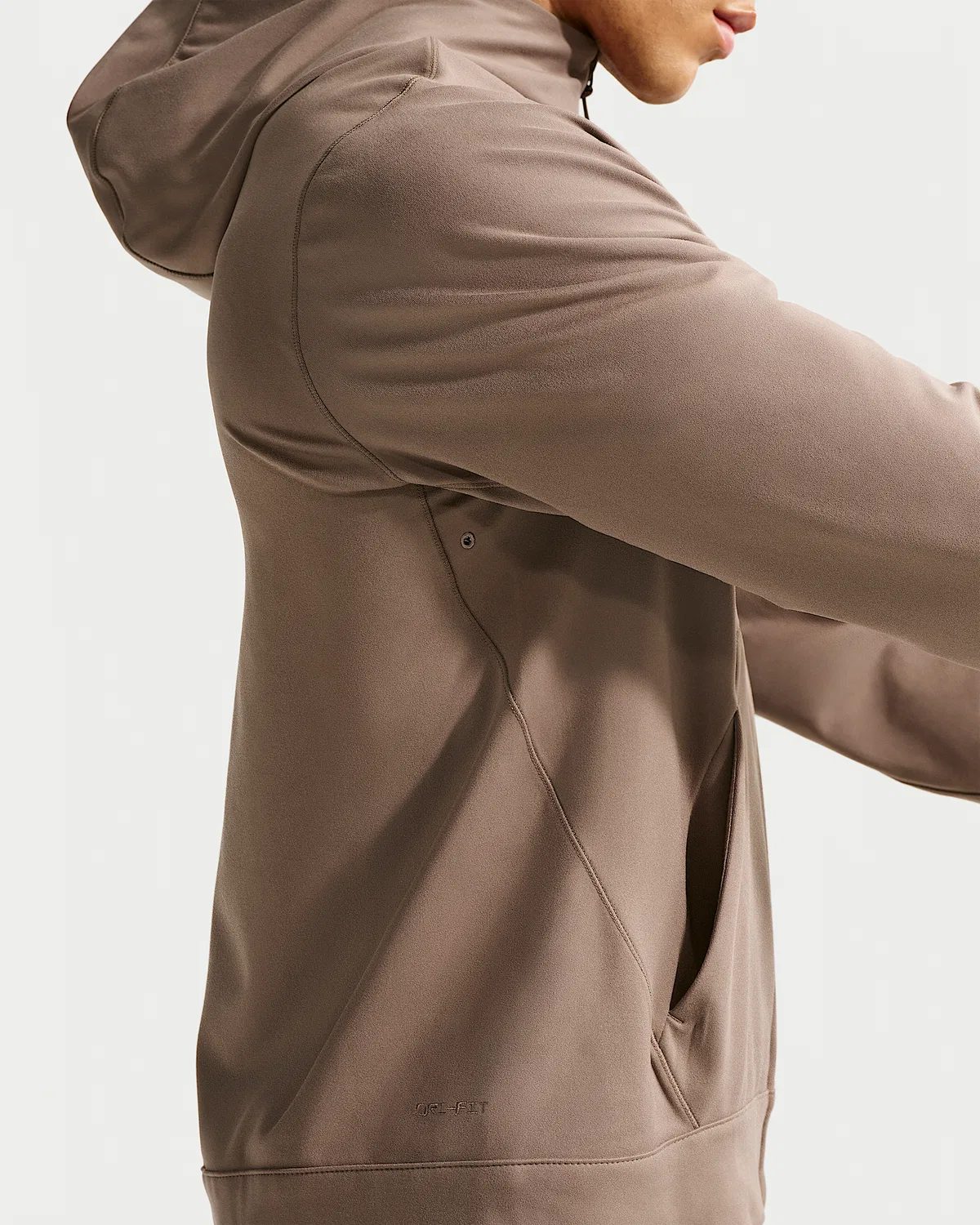 Мужская спортивная куртка Nike Primary NanoKnit Dri-FIT с защитой от ультрафиолета, Mink Brown/Mink Brown — фото 2
