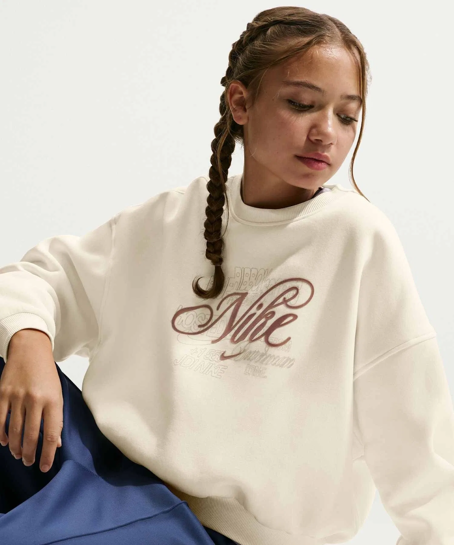 Детская флисовая толстовка Nike Sportswear Club для девочек, свободного кроя, с круглым вырезом, IF1727-047, цвет «мягкий жемчуг». — фото 3