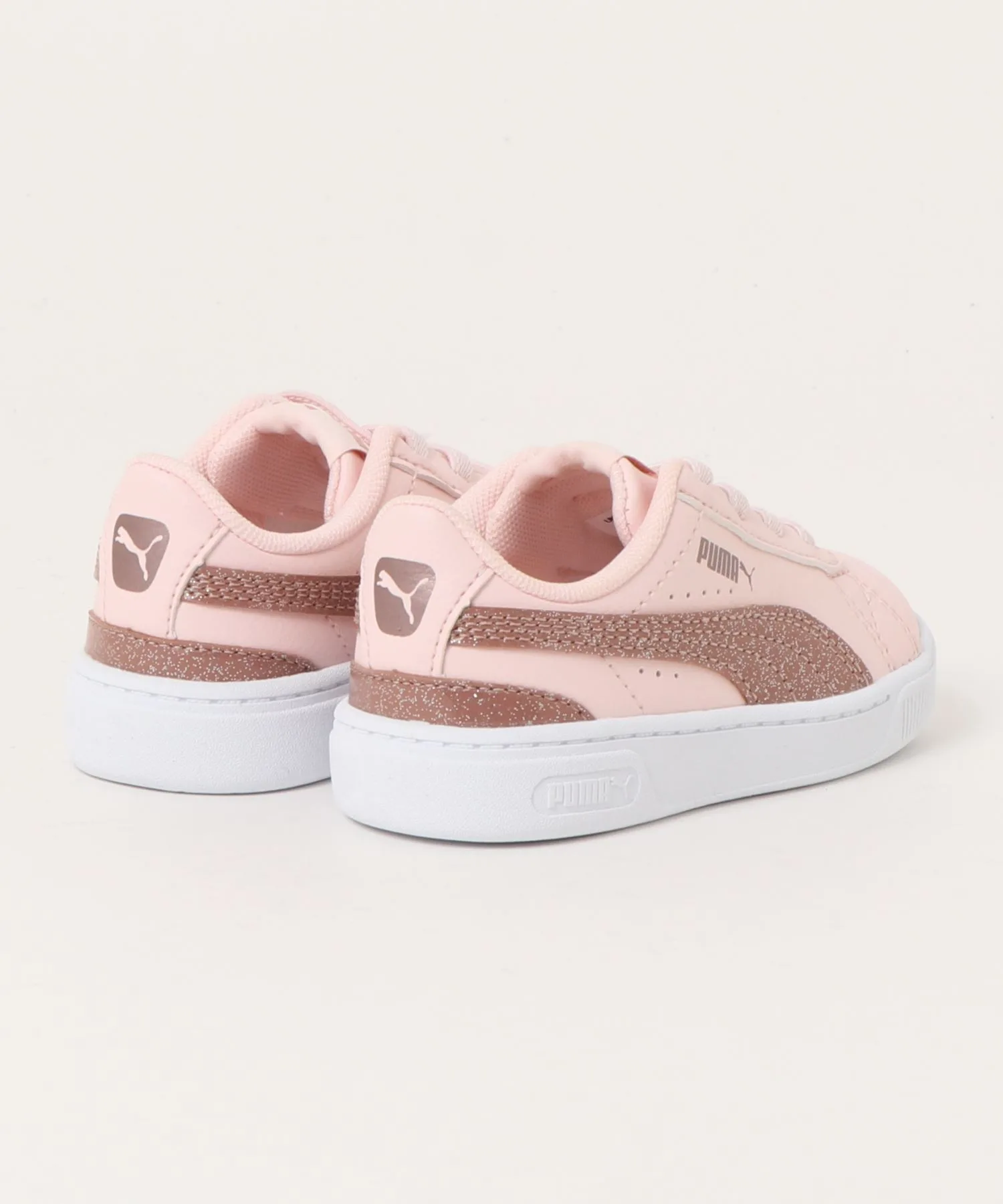 Детские кроссовки PUMA VICKY V3 AC чёрные с золотистым логотипом — фото 2