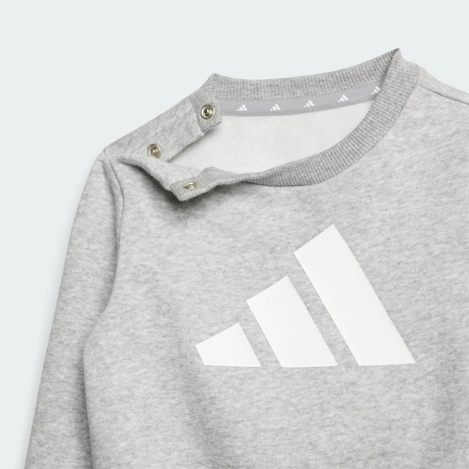 Спортивный костюм Adidas Sportswear Essentials серого цвета — фото 4